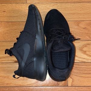 NIKE BLACK ROSHE RUN